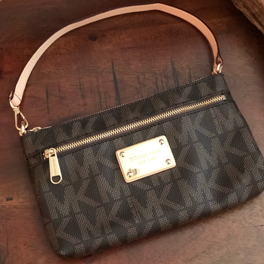 MK Michael Kors Wristlet - Picture 4 of 8